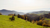 Fototapeta Na ścianę - Schwarzwald Landschaft. Zeller Bergland. Spektakuläre aussicht von Zeller Blauen auf Hohe Möhr, Berge im Südosten, Wiesental, zell, die Schweizer Alpenkette und Jura am Horizont
