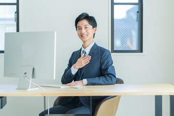 Sticker - カメラ目線のスーツを着た日本人男性