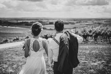 Wedding couple in the vineyards of Rheinhessen in black and white	