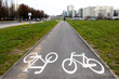 ścieżka rowerowa w wielkim mieście wśród zieleni