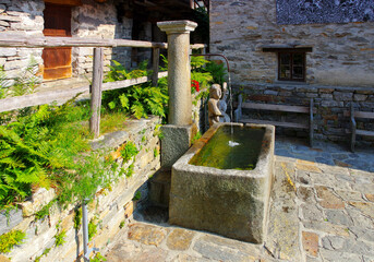 Poster - Brunnen in Sonogno im Verzascatal, Tessin in der Schweiz - typical well in Sonogno in the Verzasca Valley, Ticino in Switzerland