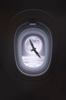 Eine Möwe wird über den Wolken bei Vollmond durch das Kabinenfenster eines Flugzeugs gesichtet