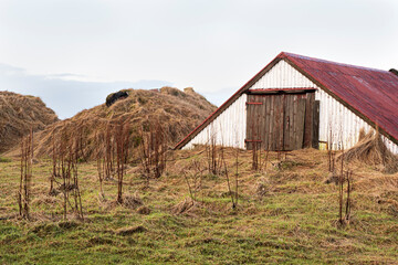 Canvas Print - Paisaje con cabaña en el campo.