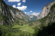 Nationalpark Berchtesgaden mit Obersee und Watzmann bei weiß blauem Himmel und grünen Wiesen.