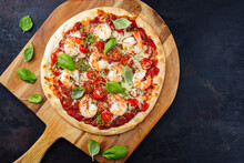Traditionelle Italienische Pizza Frutti Di Mare Riesengarnelen, Tomaten Und Mozzarella Serviert Als Draufsicht Auf Einer Pizza Schaufel Aus Holz Mit Textfreiraum 