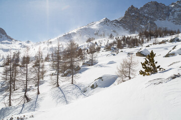 Sommets de montagnes couvertes de neige soufflée par le vent. Vallée da la Clarée dans les Hautes-Alpes en France en hiver.