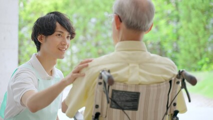 Poster - 車椅子に乗った高齢者を介護する男性ヘルパー