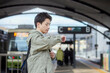 電車を待つ日本人の男性