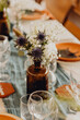 Petit vase, fleurs de charbon pour la décoration de la table bleue et terracotta