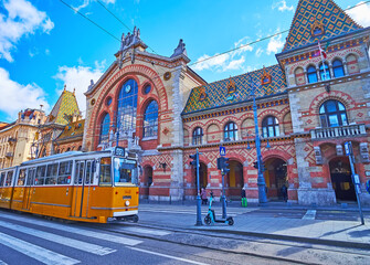 Canvas Print - Fovam Square with riding yellow tram, Budapest, Hungary