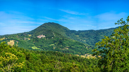 Canvas Print - Panorama eines Teiles des Gebirgszuges Coline Metallofere mit dem Dorf Gerfalco bei Montieri