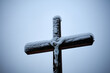 drewniany krzyż na cmentarzu 