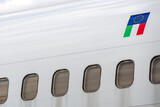 Fototapeta  - Flaga Włoch i Uni Europejskiej na kadłubie samolotu pasażerskiego