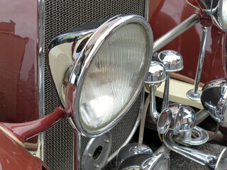 Wall Mural - Scheinwerfer, Hupe und Fanfare eines Limousine aus dem Amerika der Zwanzigerjahre und Dreißigerjahre beim Oldtimertreffen Golden Oldies in Wettenberg Krofdorf-Gleiberg bei Gießen in Hessen