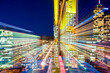Die künstlich beleuchteten Hochäuser der Skyline von Frankfurt am Main am Abend aufgenommen mit Zoomeffekt
