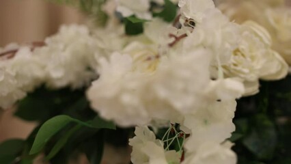 Poster - decoration of flowers on the wedding table at the celebration in the restaurant