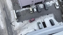 雪を溶かすロードヒーティングのあるとことない所がわかる駐車場

