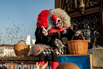 Wall Mural - Waggis streuen Konfetti an der basler fasnacht