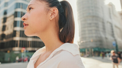 Wall Mural - Young woman walks down the street and looks around