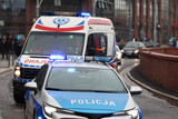 Fototapeta  - Karetka pogotowia i policja jedzie z pomocą do wypadku samochodowego w mieście