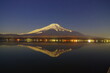 深夜の幻想的な富士山