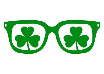 Día de San Patricio. Silueta aislada de gafas de sol con reflejo de shamrock de 3 hojas