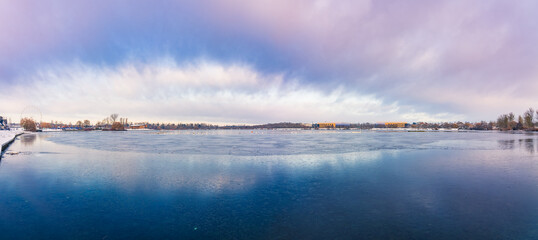 Sticker - Willen Lake panorama in winter season 