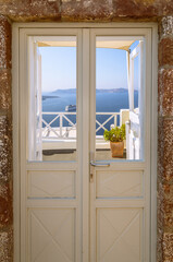  	
Santorin, vue sur la caldeira à travers d'une porte depuis le village de Fira. Grèce, les Cyclades.	
