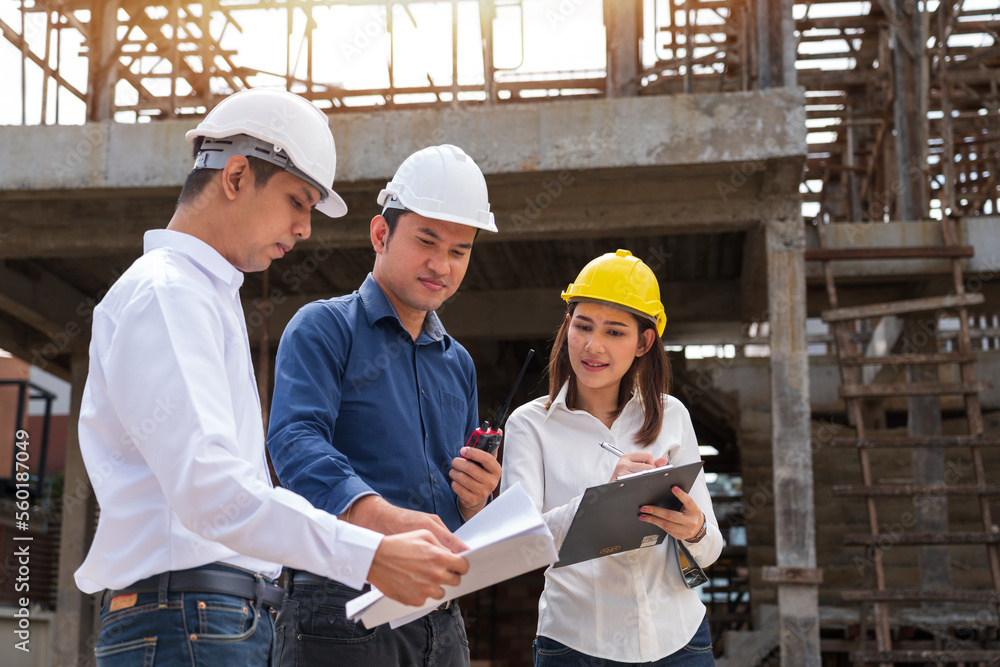 Engineer group and worker meeting, discussion with construction ...