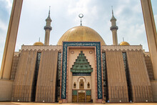 The Abuja National Mosque (Arabic: مسجد أبوجا الوطني), Known As The Nigerian National Mosque, Is The National Mosque Of Nigeria. The Mosque Was Built In 1984 And Is Open To The Non-Muslim Public