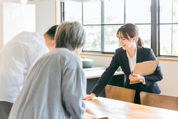 Sticker - 資産運用・相続税・保険・遺言書の契約書にサインする高齢者夫婦とスーツ姿のアジア人ビジネスウーマン
