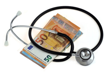 Stéthoscope avec une liasse de billet de banque en euros en gros plan sur fond blanc