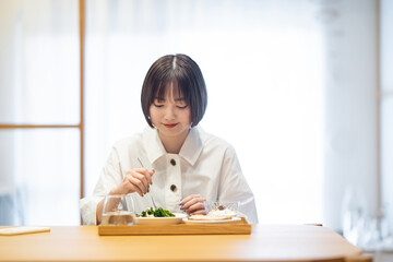 Wall Mural - 部屋で朝食を食べる女性