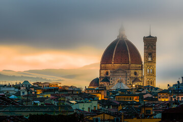 Canvas Print - The illuminated Florence Cathedral in a misty sunrise early morning.