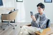 © polkadot - スマホを見る若い男性