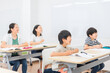 © buritora - 塾で勉強・学校で授業・夏期講習をする小学生・中学生の子供（教育）