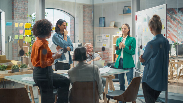 female business coach for company management explains how to train your team efficiently in a worksh