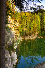 las i skały, drzewa nad jeziorem, odbicie w wodzie, skalne miasto, rocks and trees against the sky blue, rock formations, Adršpach-Teplice Rocks