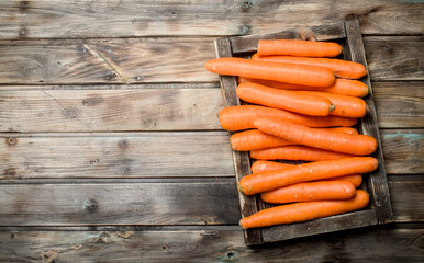 Canvas Print - Fresh carrots on a wooden tray.