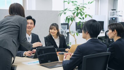 Wall Mural - ヘッドセットで通話するビジネスマン　オペレーター　コールセンター