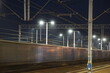 Pociąg towarowy w czasie jazdy po torach kolejowych nocną porą