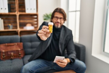 Canvas Print - Middle age man psychologist prescribe pills treatment at psychology clinic