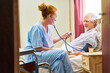 © Robert Kneschke - Krankenschwester beim Blutdruck messen von Senior