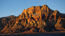 Lever De Soleil Sur Red Rock Mountain, Las Vegas, Nevada, États-Unis D'Amérique. Montagne à La Roche Rouge Et Jaune S'élevant Au Milieu D'une Plaine Désetique.