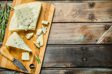 Poster - Blue cheese with branches of fragrant rosemary.