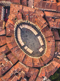 Fototapeta Miasta - Lucca, Piazza Anfiteatro seen from above