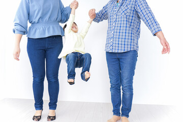 仲良しの子供と母とおばあさん