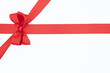 Nœud de ruban de satin pour paquet cadeau de couleur rouge, isolé sur du fond blanc. Arrière-plan avec nœud en ruban sur fond blanc.	