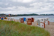Strandleben mit bunten Strandkörbe am Strand von Eckernförde in der Eckernförder Bucht der Ostsee in Schleswig-Holstein
