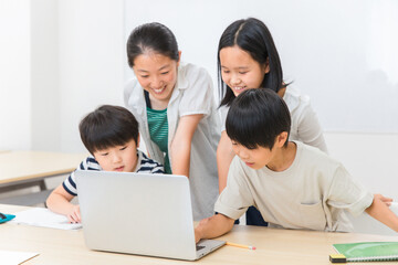 Poster - 学校の授業でパソコンを使って勉強する小学生の子供達と先生（ICT教育・学校・塾・クラスメイト）